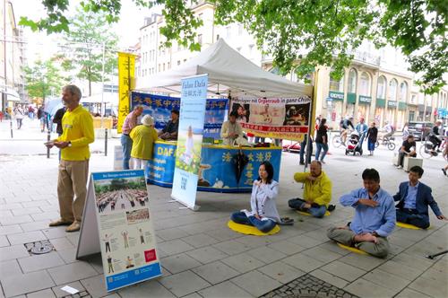 '圖1～2：德國法輪功學員在慕尼黑塔爾大街（Tal）舉辦信息日活動。'