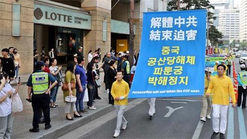 '圖5：二零一九年五月十二日，慶祝法輪大法弘傳二十七週年，韓國法輪功學員在首爾市中心舉行盛大遊行活動。'