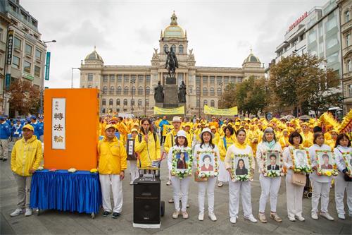 '圖9：法輪功學員在市中心的瓦茨拉夫廣場集會'