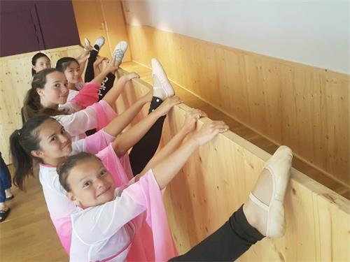 '圖2：女生們在做中國古典舞的基本功訓練'