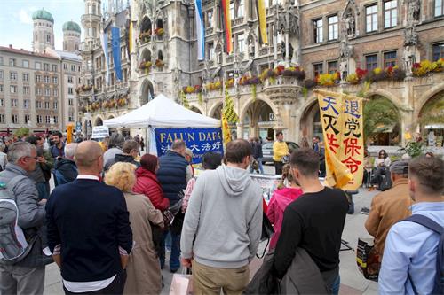 '圖1：二零一九年九月二十八日，德國法輪功學員在慕尼黑瑪琳廣場（Marienplatz）舉辦活動，向民眾展示法輪功學員反迫害的歷程。'