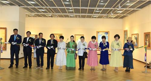 '圖1：主流社會人士出席釜山市政府「真善忍國際美術展」開幕式上'