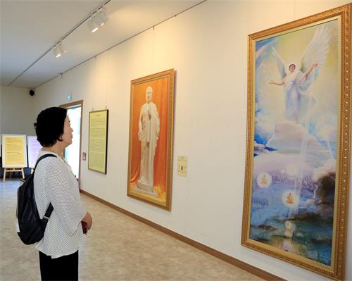 '圖10：釜山市民在欣賞「主佛降臨」畫作'