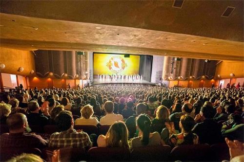 '圖3：二零二零一月十一日和十二日，神韻環球藝術團重返加州聖荷西表演藝術中心（San Jose Center for the Performing Arts）上演三場演出。場場爆滿。圖為一月十一日演出爆滿的盛況。'