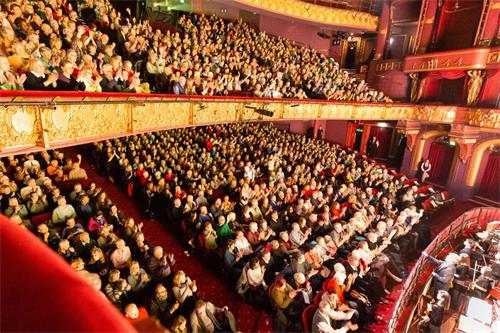'圖2：二零二零年一月十三日和十四日，神韻國際藝術團在英國曼徹斯特派雷斯劇院（Palace Theatre）的三場演出，場場爆滿加座。'