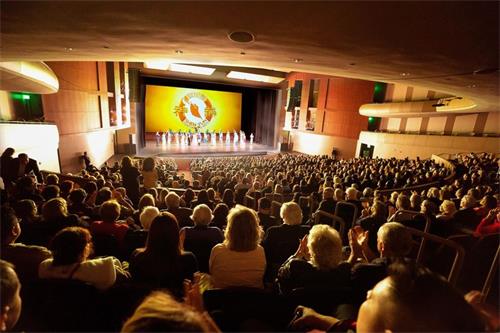 '圖4：二零二零年一月十四日晚，神韻環球藝術團在美國加州莫德斯托加洛藝術中心─瑪麗斯圖爾特羅傑斯劇院的演出爆滿的盛況。'
