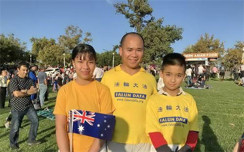'圖6：越南裔法輪功學員Trong帶三個孩子來參加澳洲國慶遊行。'