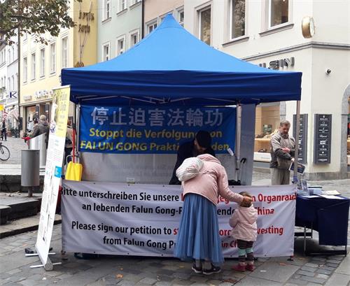 '圖1～2：二零二零年十月十日，部份法輪功學員在德國巴伐利亞州班貝格市舉辦了講真相活動。'