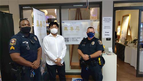 '圖6：校園警察也來看畫展並簽名支持法輪功學員反迫害'