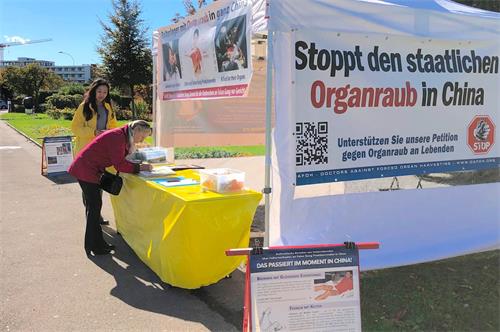 '圖7：在瑞士阿爾邦，民眾簽名聲援法輪功學員反迫害。'