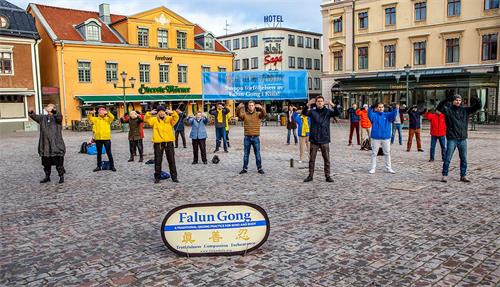 '圖1：二零二零年十一月七日，法輪功學員在瑞典林雪平市中心廣場舉辦講真相活動。'