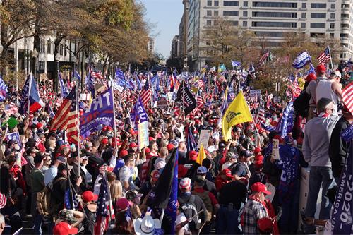 二零二零年十一月十四日中午，數萬民眾從美國各地來到首都華盛頓，參加支持川普總統的大遊行。