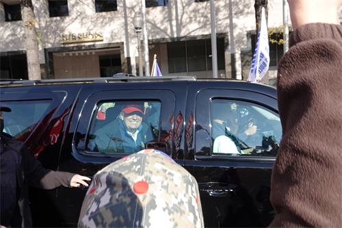 圖4：上午十點多，川普總統乘車來到自由廣場，他在座車內向民眾揮手致意。