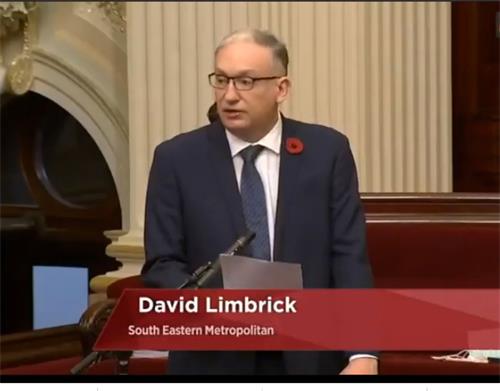 二零二零年十一月十一日，澳大利亞維州立法會議員林布裏克先生（David Limbrick MP）在議會發言期間表示，法輪功學員勇敢的站出來反對中共的迫害，實踐他們的信仰。
