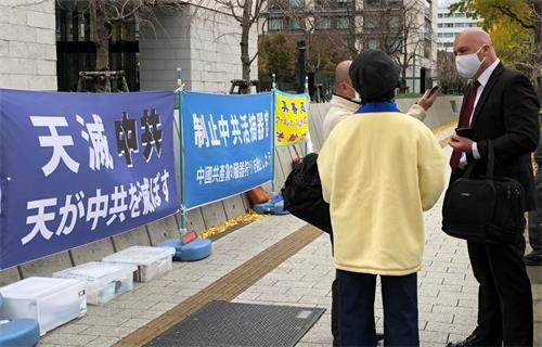 '圖1：法輪功學員在日本國會前向人們講述中共迫害真相'