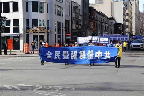 '圖1～11：加拿大魁北克法輪功學員在蒙特利爾市中心舉行聲勢浩大的反迫害、聲援三退大遊行'