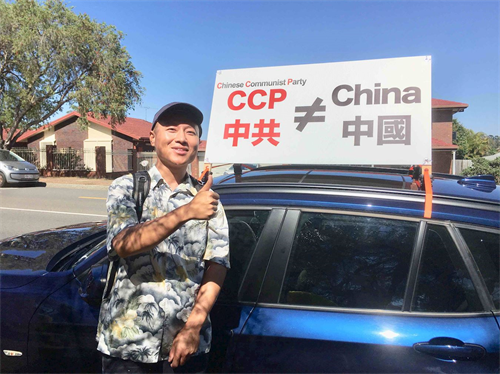 '圖6：明真相的華人司令先生跟隨法輪功學員一起參加了本次汽車遊行活動，他說：「活動非常有意義，這是對當地民眾的一個啟迪。」'
