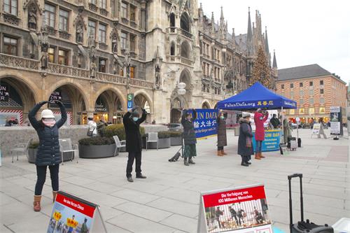 圖2：二零二零年十二月七日，法輪功學員在市中心瑪琳廣場（Marienplatz）展示功法。