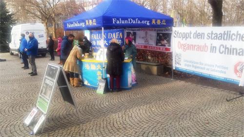 圖6：二零二零年十二月十一日，法輪功學員在自由慕尼黑廣場（Münchner Freiheit）舉辦講真相活動。