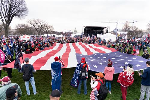 圖5：參加集會的民眾展開巨型美國國旗，進行祈禱，他們祝願：神護佑美國，護佑川普總統。