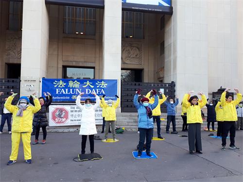 十二月六日法輪功學員在人類博物館前舉辦反中共迫害活動