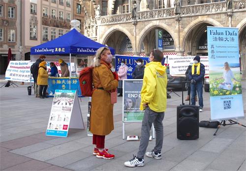 '圖1：二零二零年十一月二十一日，法輪功學員在德國慕尼黑市中心瑪琳廣場（Marienplatz）舉辦活動。'