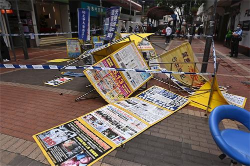'圖5：二零二零年十二月十三日，香港法輪功學員在旺角鼓油街的講真相街站被兩名男子惡意破壞，晚些時候警察拉起封鎖線查案。'