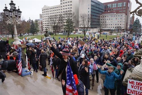 12月12日，密西根州民眾冒雨集會、祈禱，反對舞弊，維護公民選舉權益。