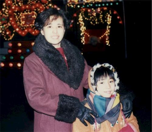 '圖：王楣泓女士和她的女兒於銘慧，拍攝於一九九九年法輪功遭受中共迫害之前'