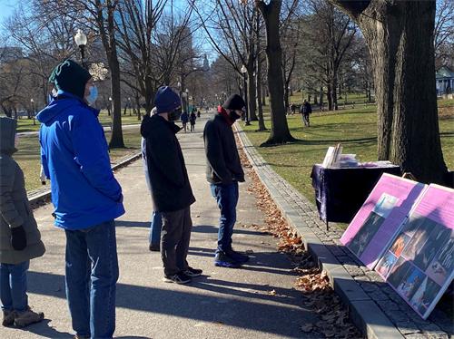 '圖2：市民在波士頓公園觀看真相長版。'