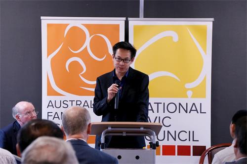 '圖2：維州法輪功學員鄧先生（Tang）在澳洲全國公民委員會（NCC）本年度全國會議上發言。'