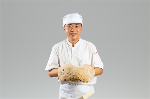 '圖2：和麵團打了三十多年的交道， 朱博鏞成為了獨當一面的麵點師傅'