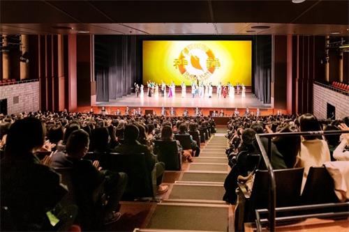 '圖1：二零二零年二月二日，神韻紐約藝術團在京都會館（ROHM Theatre Kyoto）的演出大爆滿，一票難求，為「2020神韻晚會」在日本九大城市三十四場的巡迴演出劃下完美句點。'