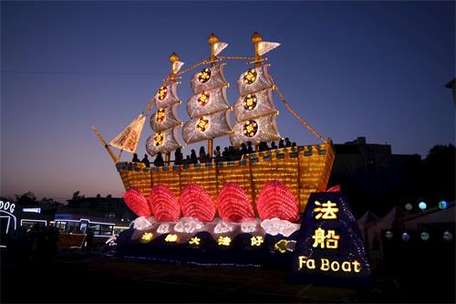'圖1～2：巨型法船花燈璀璨耀眼，成為二零二零年台灣燈會亮點之一。'