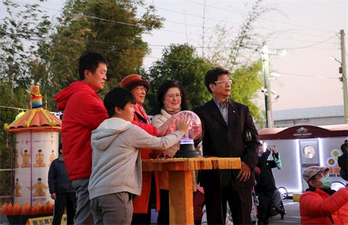 '圖4：法輪大法學會理事長張錦華（右三）及來賓參與點燈儀式。'