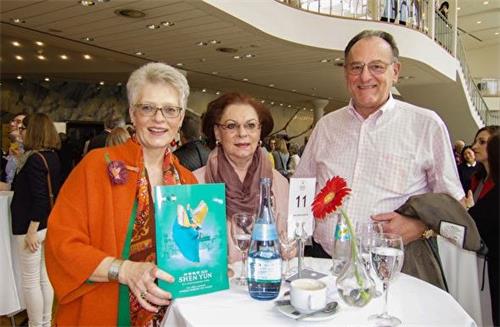 '圖6：二零二零年三月一日下午，德國鐘錶首飾協會的名譽主席恩斯特﹒戈特利布（Ernst Gottlieb）攜妻子（左）與母親在路德維希堡王宮花園劇院觀賞了神韻。'