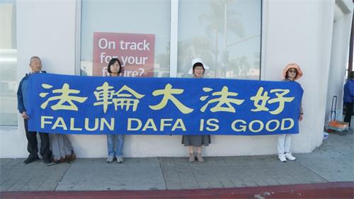 '圖5～9：洛杉磯法輪功學員們來到華人商家密集的丁胖子廣場附近拉橫幅，舉辦真相長城傳真相活動'