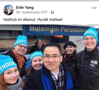 '圖8：2017年3月，楊二林在正統芬蘭人選舉的攤位上。（圖片來自YLE）'