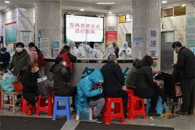 '圖10：1月24日，武漢一家醫院等待就醫的病人（瘟疫初期的確診和收治極為有限）'
