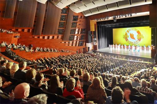 圖4：二零二零年三月六日和七日，神韻世界藝術團在加拿大埃德蒙頓銀禧劇院（Northern Alberta Jubilee Auditorium）上演二場演出，均爆滿。圖為六日首場演出爆滿的盛況。