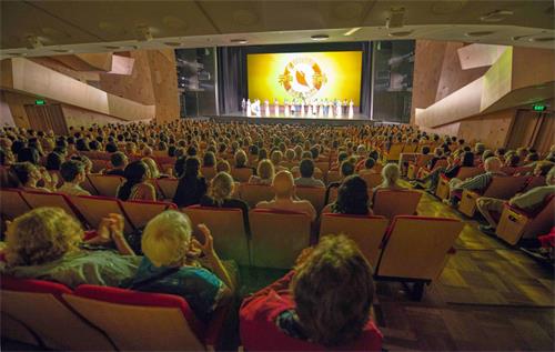 圖5：二零二零年三月一日，神韻國際藝術團圓滿在新西蘭奧克蘭奇裏•特•卡娜娃劇院（Kiri Te Kanawa Theatre）壓軸演出，繼前一天兩場爆滿後，再次爆滿，觀眾反響熱烈。