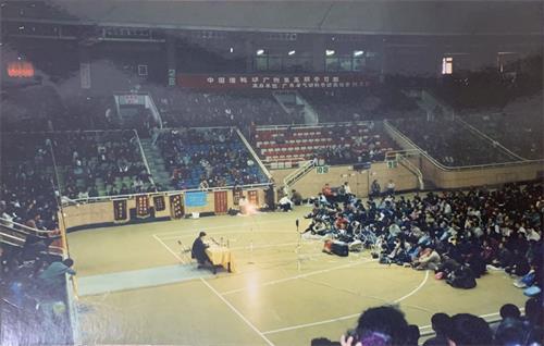 '圖2：一九九四年十二月二十一日，李老師在廣州體育館講法，這是在中國的最後一次開班講法。'