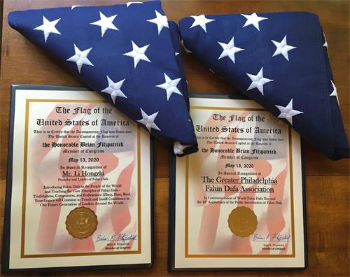 '圖6：菲茨帕特裏克議員辦公室將513在美國國會大廈上空飄揚過的兩面國旗和褒獎證書贈予大費城法輪大法學會。'