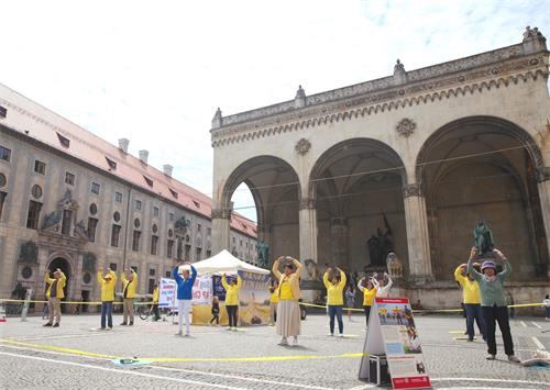 '圖1：二零二零年五月三十日，來自德國巴伐利亞州的部份法輪功學員在首府慕尼黑奧迪安廣場（Odeonsplatz）舉辦活動。'