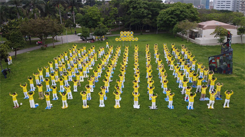 '圖2：台灣新竹法輪功學員在赤土崎公園展示五套功法'