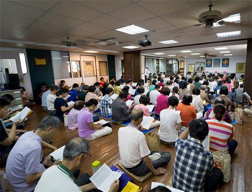 '圖1：台灣府城部份法輪功學員於二零二零年五月三日舉辦一日學法感恩活動，集體學法交流互勉精進。'