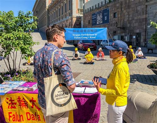 '圖1：二零二零年六月十三日瑞典部份法輪功學員在斯德哥爾摩市中心國會大廈旁的錢幣廣場舉辦講真相活動。'