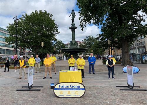 '圖1：法輪功學員在瑞典哥德堡市中心舉辦活動'