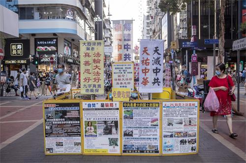 圖4～5: 香港景點，掛有「天滅中共」「停止迫害法輪功」、「法輪大法好」的標語及真相展板，讓民眾了解更多的法輪功真相。