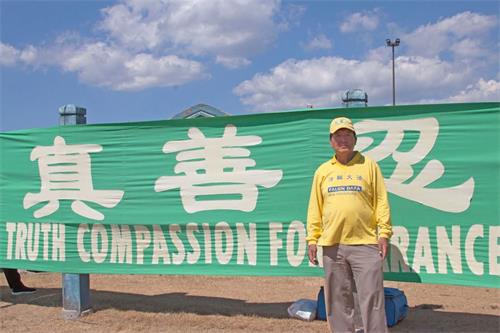 '圖20：多倫多法輪功學員林慎立參加真相長城呼籲加拿大政府營救在中國受迫害的親人。'